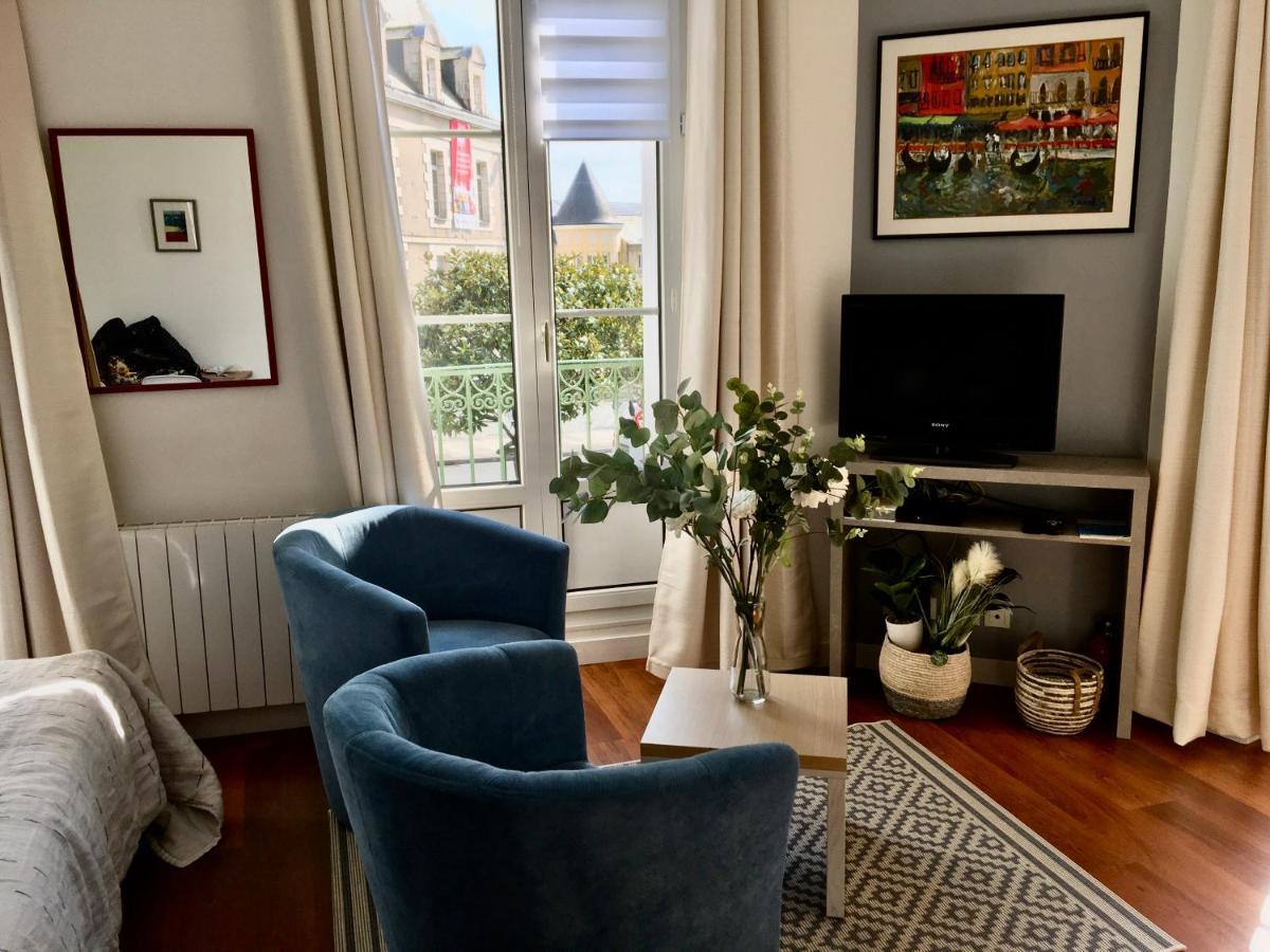 Balcon De La Place Dinan